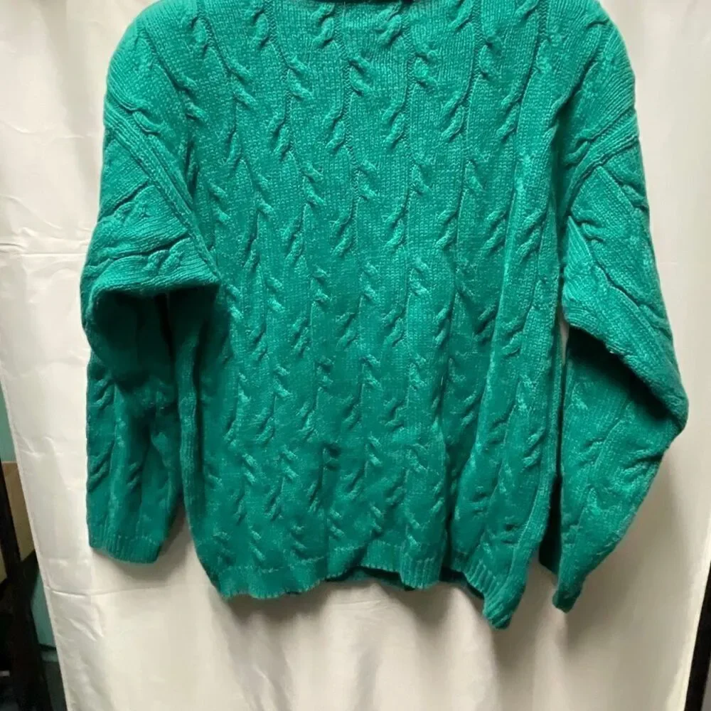 Vintage ☘️American Weekend green size M Ramie cotton sweater. Hong Kong